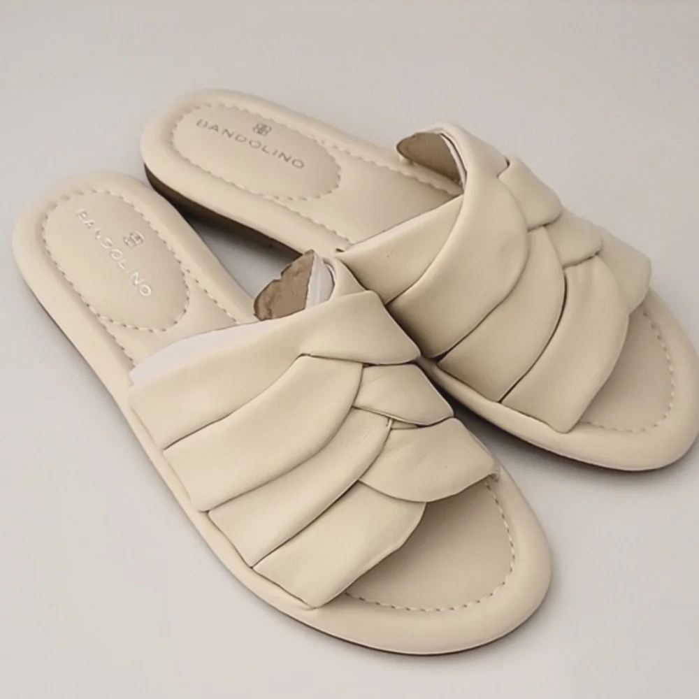 Bandolino NWT Vistan Ivory Flat Sandal Slip On